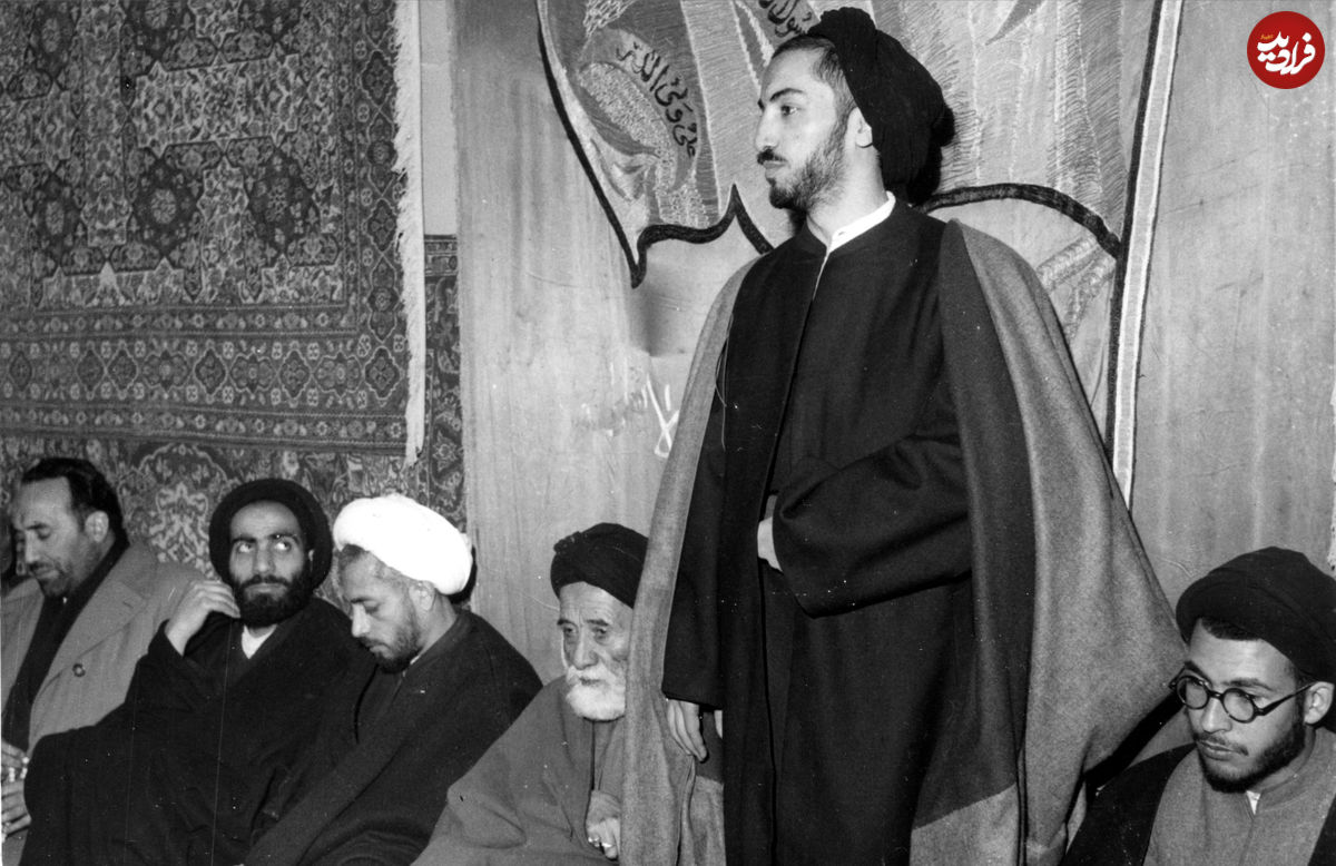 عکس؛ سفر در زمان؛ «نوابصفوی، رهبر فدائیان اسلام» در میان دو پاسبان؛ سال 1334