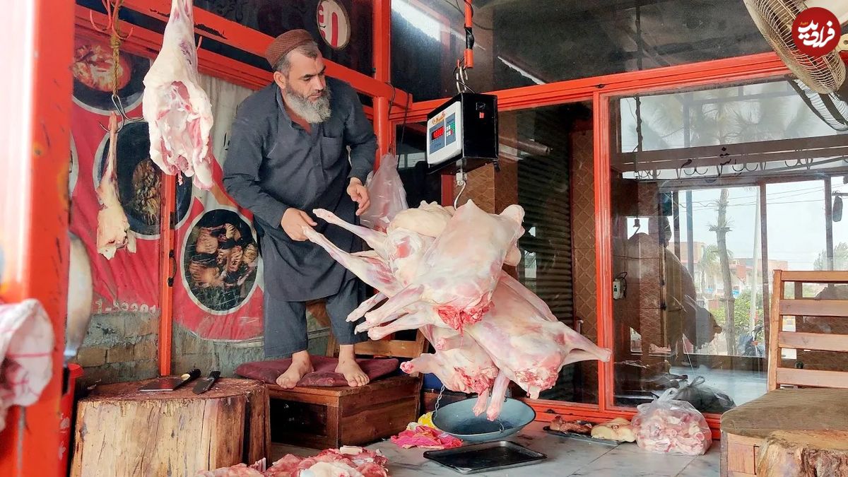 (ویدئو) کباب کردن متفاوت 100 کیلوگرم گوشت گوسفندی توسط این فروشندگان خیابانی در پاکستان