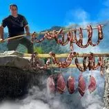 ببینید| غذای روستایی در آذربایجان؛ تهیه سوسیس خانگی و کباب کردن آن در کوهستان