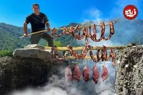 ببینید| غذای روستایی در آذربایجان؛ تهیه سوسیس خانگی و کباب کردن آن در کوهستان