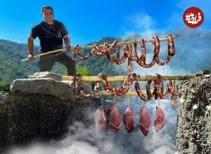 ببینید| غذای روستایی در آذربایجان؛ تهیه سوسیس خانگی و کباب کردن آن در کوهستان