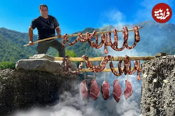 ببینید| غذای روستایی در آذربایجان؛ تهیه سوسیس خانگی و کباب کردن آن در کوهستان