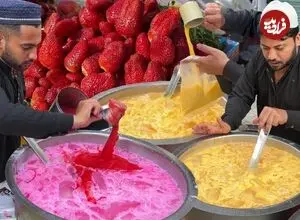 ببینید| غذای خیابانی در پاکستان؛ مراحل تهیه میلک شیک موز و توت فرنگی در کراچی