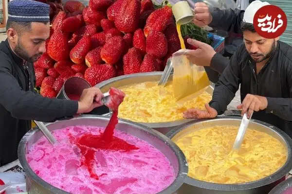 ببینید| غذای خیابانی در پاکستان؛ مراحل تهیه میلک شیک موز و توت فرنگی در کراچی