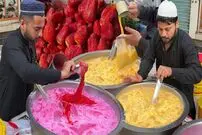 ببینید| غذای خیابانی در پاکستان؛ مراحل تهیه میلک شیک موز و توت فرنگی در کراچی