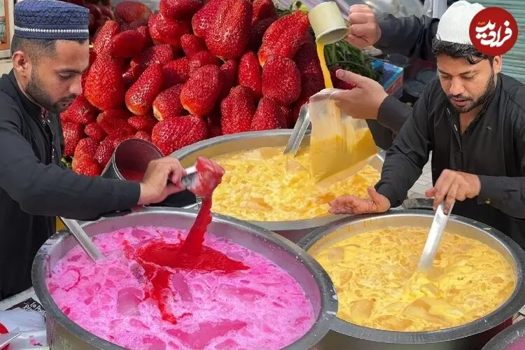 ببینید| غذای خیابانی در پاکستان؛ مراحل تهیه میلک شیک موز و توت فرنگی در کراچی