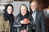 عکس| سفر زمان؛ چهرۀ «شهلا ریاحی» در 36 سالگی در پشت‌صحنه یک تئاتر؛ سال 41