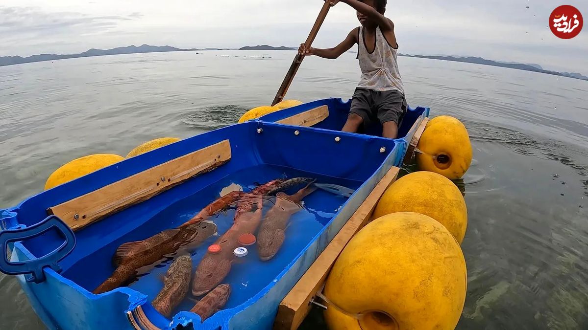 (ویدئو) مهارت عجیب کودک 9 ساله فیلیپینی در ماهیگیری با قلاب در میان دریا