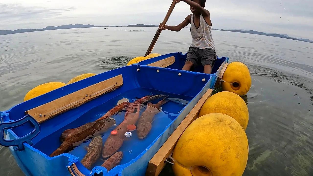 (ویدئو) مهارت عجیب کودک 9 ساله فیلیپینی در ماهیگیری با قلاب در میان دریا