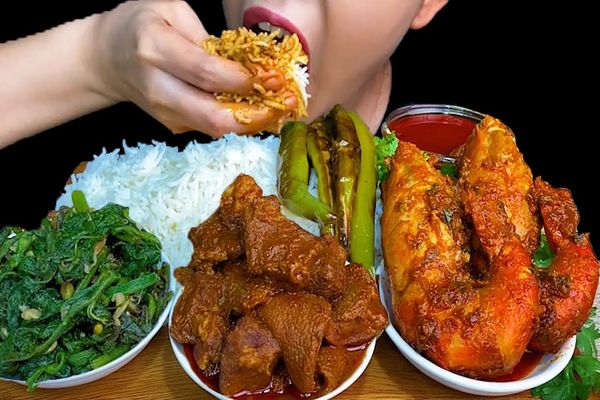 (ویدئو) غذاخوردن با صدا به سبک دختر مشهور تایلندی؛ 1.5 کیلو چلو سیرابی و میگو