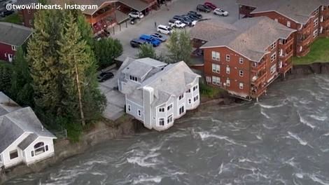 (ویدیو) لحظه سقوط یک خانه به رودخانه در آلاسکا 
