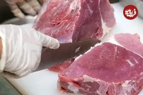 ببینید| غذای خیابانی در تایلند؛ پخت خوراک گوشت با آناناس، سیر و فلفل در بانکوک