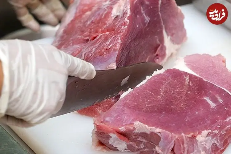 ببینید| غذای خیابانی در تایلند؛ پخت خوراک گوشت با آناناس، سیر و فلفل در بانکوک