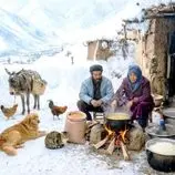 ببینید| غذای روستایی در افغانستان؛ پخت لپه پلو در غار در هوای برفی