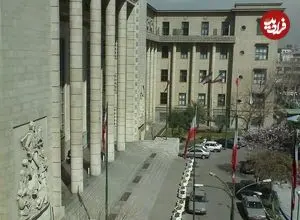 عکس| سفر به تهران قدیم؛ «عریضه نویس ها مقابل کاخ دادگستری؛ سال ۱۳۵۳