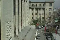 عکس| سفر به تهران قدیم؛ «عریضه نویس ها مقابل کاخ دادگستری؛ سال ۱۳۵۳