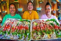 ببینید| غذای روستایی در سنگاپور؛ پخت ماهی مرکب در خاک رس و کاه