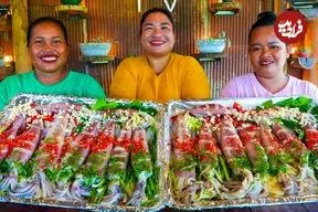 ببینید| غذای روستایی در سنگاپور؛ پخت ماهی مرکب در خاک رس و کاه