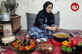 ببینید| غذای روستایی در ایران؛ پخت دلمه بادمجان و فلفل
