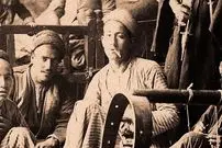 عکس| سفر به ایران قدیم؛ «جوان سیگاری در یک جمع خانوادگی» در دوران قاجار