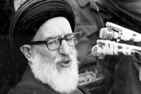 عکس؛ سفر در زمان؛ «آیت الله طالقانی» در مقابل خانه اش در طالقان؛ سال 1322