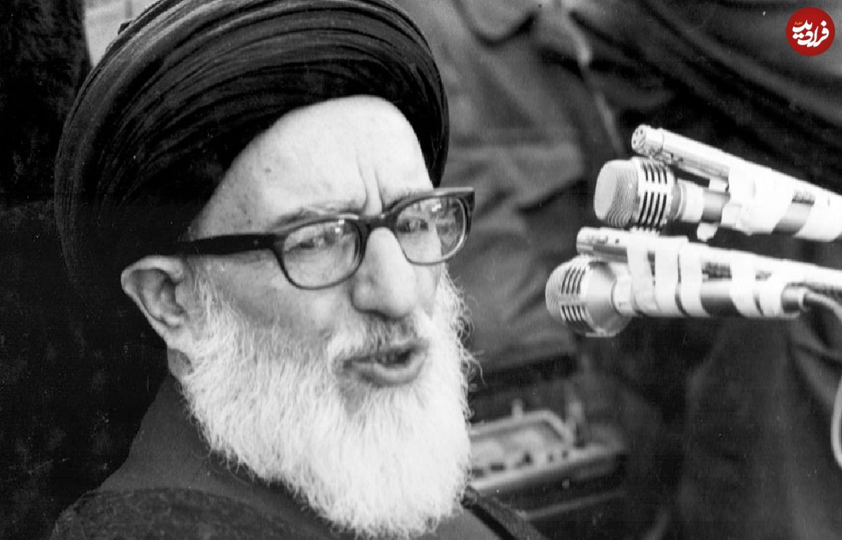 عکس؛ سفر در زمان؛ «آیت الله طالقانی» در مقابل خانه اش در طالقان؛ سال 1322