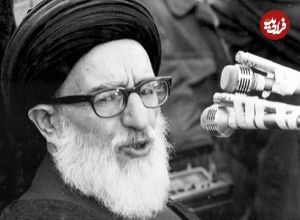 عکس؛ سفر در زمان؛ «آیت الله طالقانی» در مقابل خانه اش در طالقان؛ سال 1322
