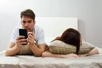 قطع صحبت با شریک زندگی و نگاه کردن به صفحه موبایل ازدواج‌ها را به خطر می‌اندازد