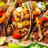 فاهیتا مرغ با پنیر چدار و سس سالسا؛ یک غذای وسوسه‌انگیز