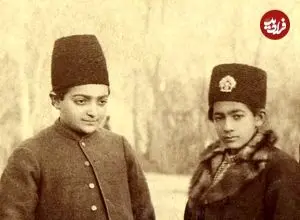 عکس| سفر به ایران قدیم؛ عکس یادگاری پسر و نوۀ ناصرالدین شاه در نوجوانی