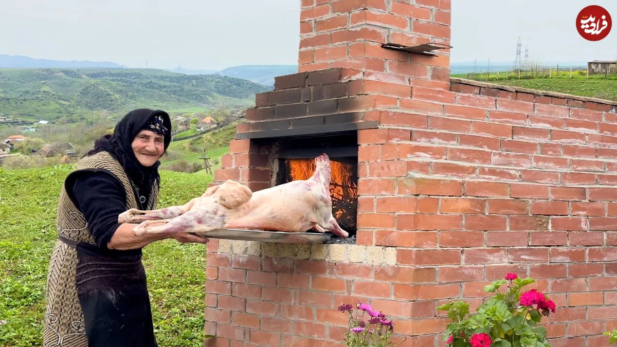 (ویدئو) غذای روستایی محبوب در قفقاز؛ پخت گوسفند 20 کیلوگرمی در تنور