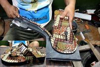 ببینید؛ مراحل ساخت صندل های سنتی به روش کفاش ماهر بنگلادشی