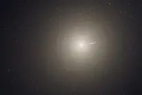 ( عکس) ارتش ستاره‌ها در آغوش یک کهکشان غول‌پیکر