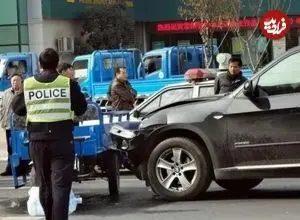 ببینید| وزش باد یک پیرمرد را از حادثه مرگبار دور کرد