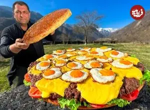 ببینید| غذای روستایی در آذربایجان؛ پخت چیزبرگر غول پیکر با تخم مرغ در روستا