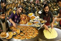 ببینید؛ غذای خیابانی در پاکستان؛ پخت نیمرو با نان سنتی پاراتا در کراچی