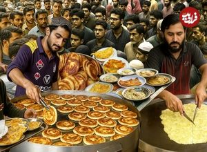 ببینید؛ غذای خیابانی در پاکستان؛ پخت نیمرو با نان سنتی پاراتا در کراچی