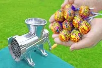 (ویدئو) 10 عدد آب نبات چوبی در چرخ گوشت؛ چه اتفاقی می افتد؟