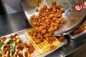 ببینید| غذای خیابانی در آمریکا؛ تهیه مرغ سوخاری با وافل در نیویورک