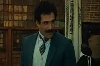 عکس| «حمید صفت» در حال خوردن سیب زمینی تخم مرغ در پشت صحنه سریال بامداد خمار