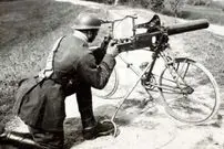 عکس| فناوری عجیب جنگ جهانی اول؛ اسب های آهنی و تیربارهای متحرک