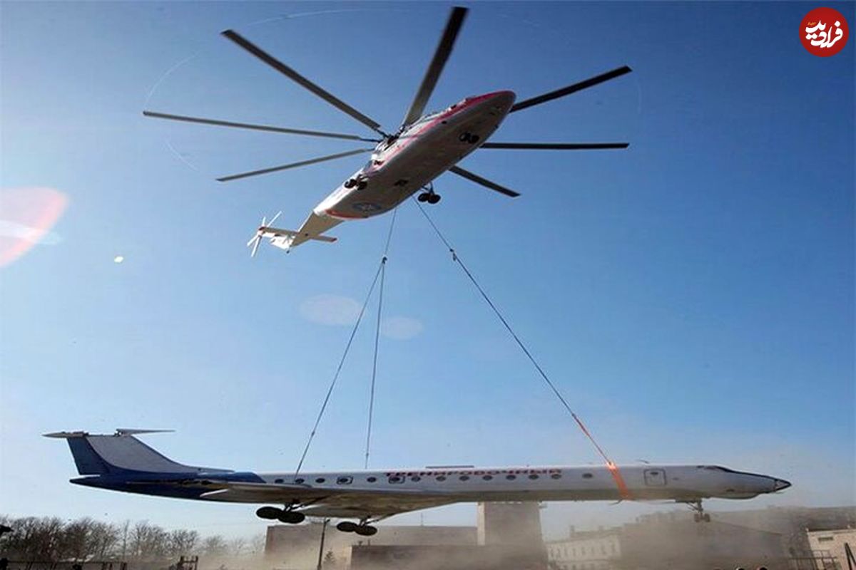 (ویدیو)  قدرت‌نمایی هلیکوپتر نظامی آمریکا در حال بلند کردن یک هواپیما