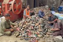 ببینید| فرآیند دیدنی بازیافت دمپایی و کفش های کهنه و تولید صندل با آنها