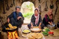 ببینید| غذای روستایی در افغانستان؛ پخت بولانی با سیب زمینی توسط خانواده افغان