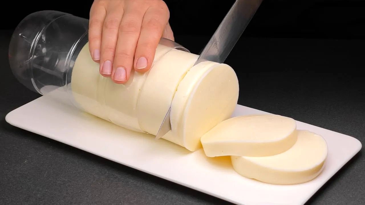 (ویدئو) پنیر از بازار نخرید، با 800 میلی لیتر شیر خودتان در خانه درست کنید!