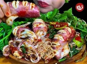 ببینید| غذا خوردن با صدا؛ خوردن سالاد نودل و ماهی مرکب به روش دختر مشهور تایلندی