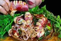 ببینید| غذا خوردن با صدا؛ خوردن سالاد نودل و ماهی مرکب به روش دختر مشهور تایلندی
