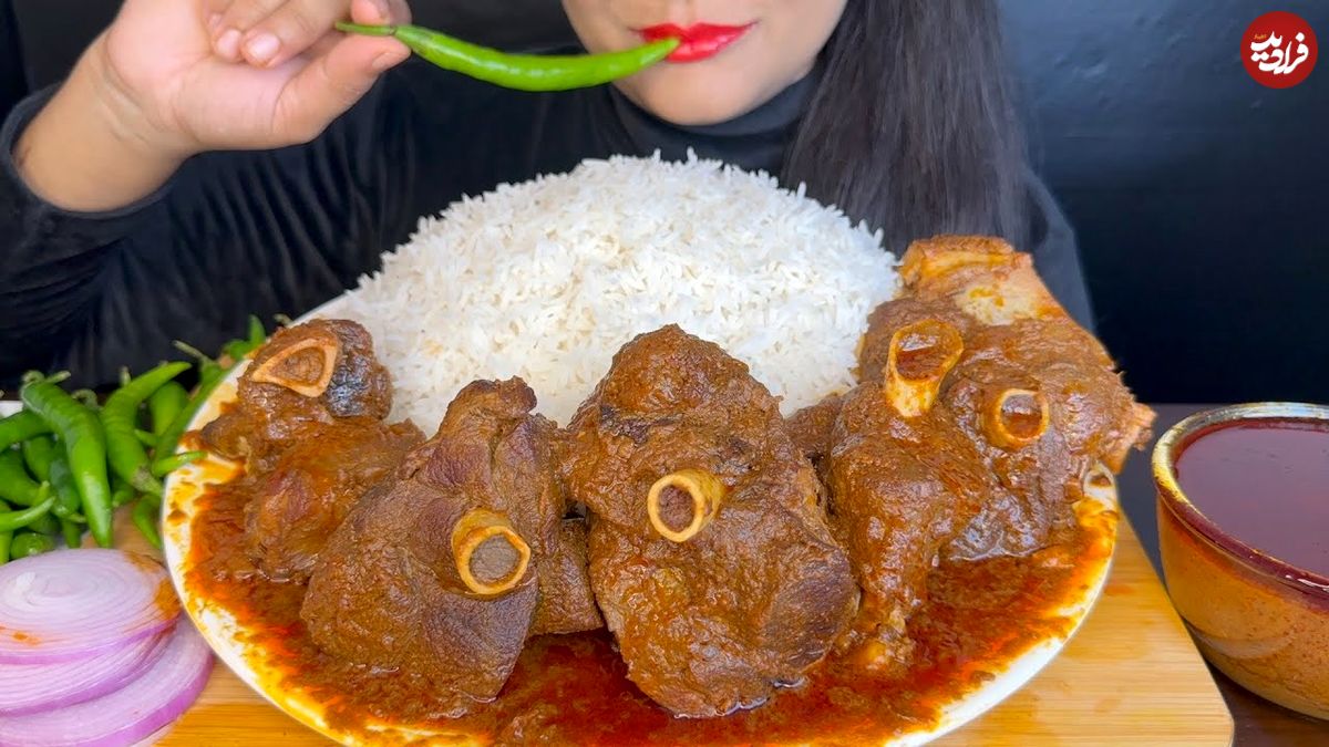 (ویدئو) غذا خوردن با صدا؛ خوردن 2 کیلوگرم چلو ماهیچه تند توسط دختر جوان و مشهور هندی