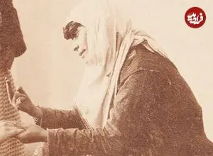عکس| سفر زمان؛ زن فالگیر در حال گرفتن فال مرد جوان؛ 130 سال قبل