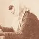 عکس| سفر زمان؛ زن فالگیر در حال گرفتن فال مرد جوان؛ 130 سال قبل